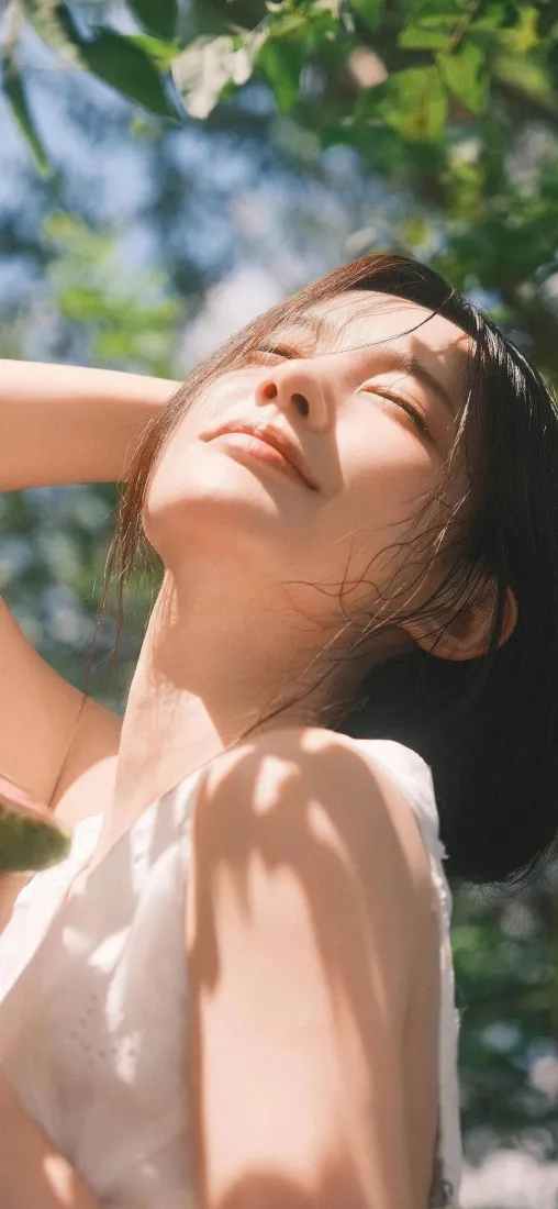 阳光女孩手机壁纸｜户外树荫背景图 - 清新「哲风壁纸」