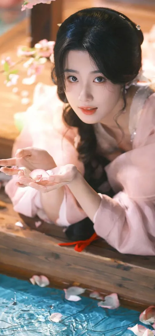 古风女子手机壁纸｜花瓣木船背景图 - 汉服「哲风壁纸」