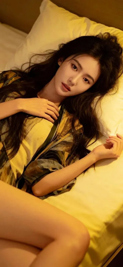 美女手机壁纸｜暖黄床品背景 - 性感迷人「哲风壁纸」