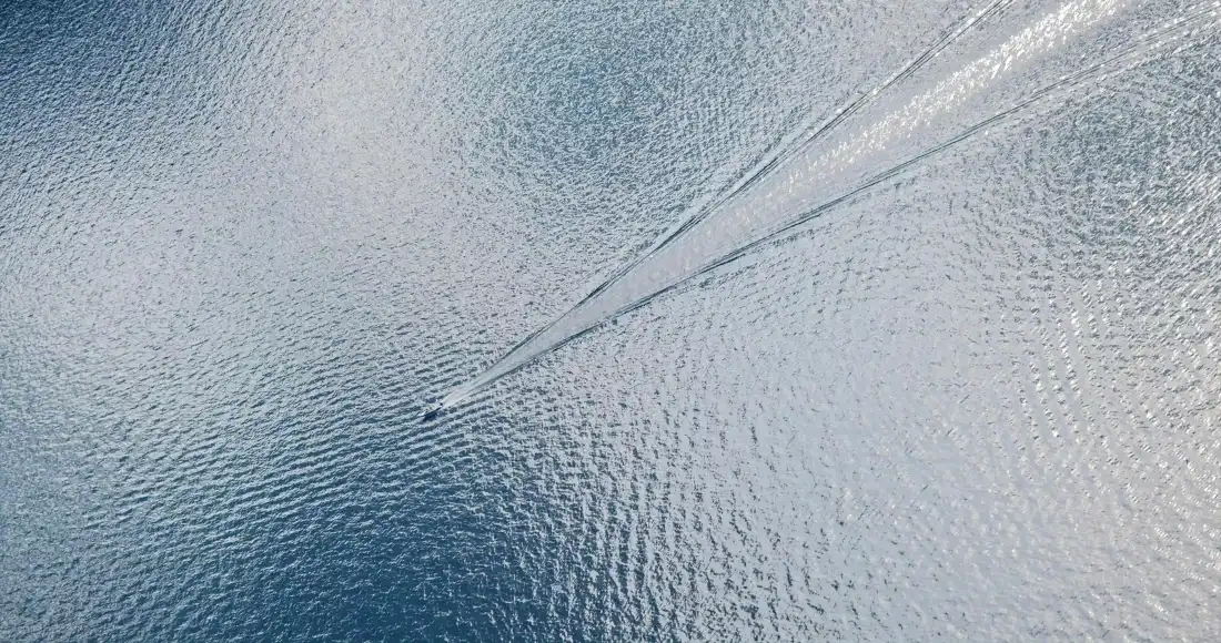 4k疾驰快艇海面壁纸｜水面背景 - 航迹水纹「哲风壁纸」