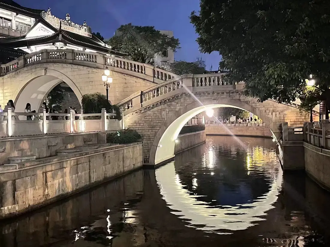 2k夜晚河边拱桥壁纸｜夜景背景 - 桥路灯现代「哲风壁纸」