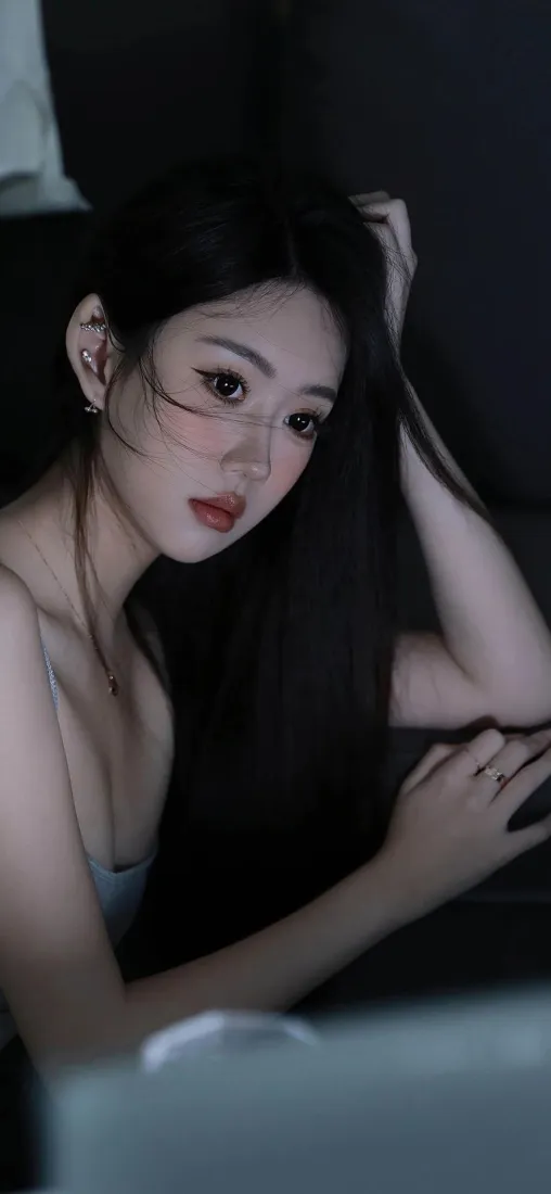 美女手机壁纸｜暗色背景 - 迷人长发「哲风壁纸」