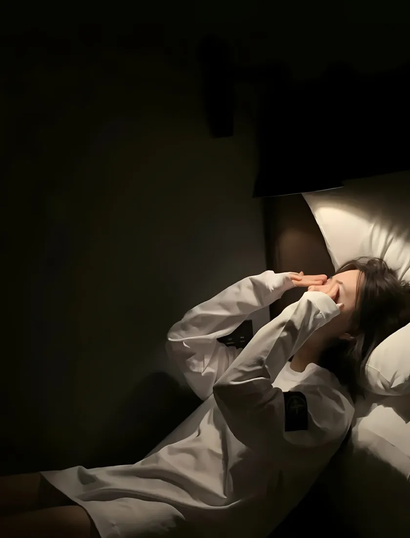 白衣美女卧床手机壁纸｜昏暗卧室背景 - 静谧「哲风壁纸」