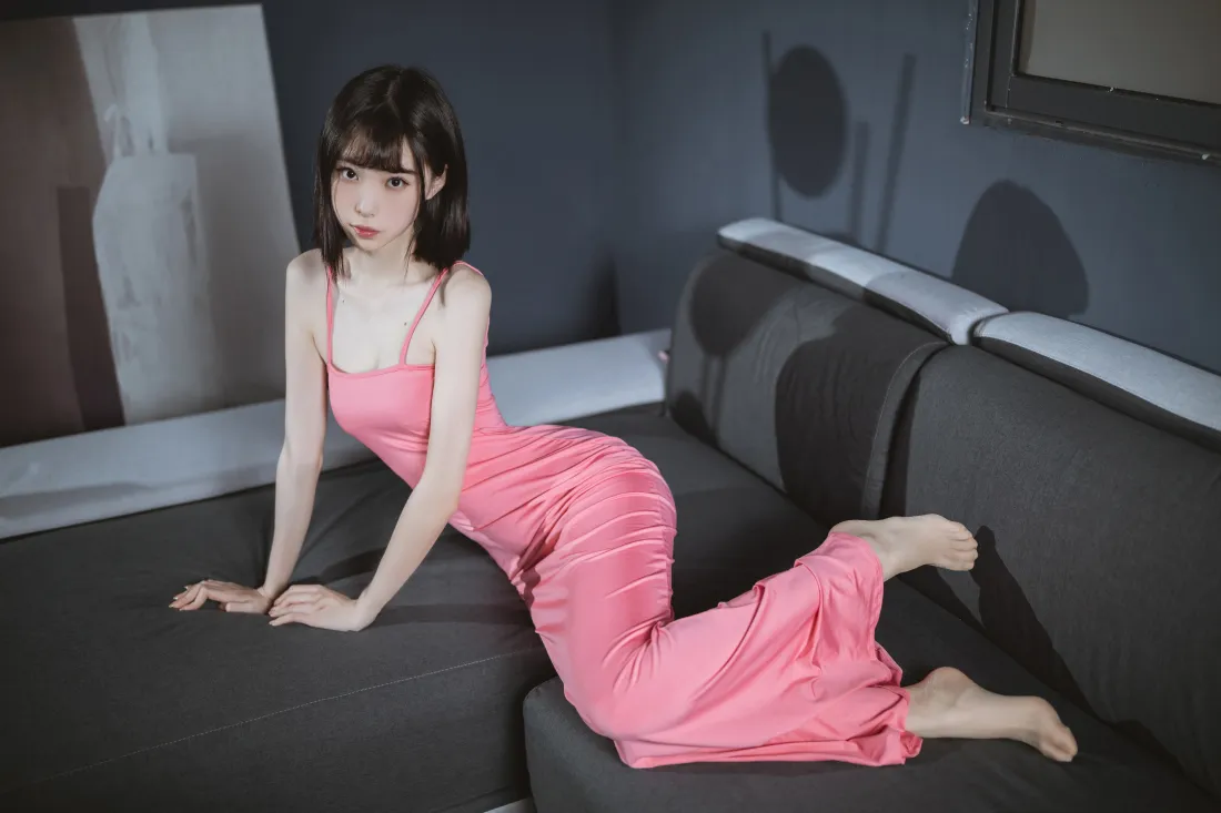 7k粉色长裙美女壁纸｜室内沙发背景 - 优雅气质「哲风壁纸」