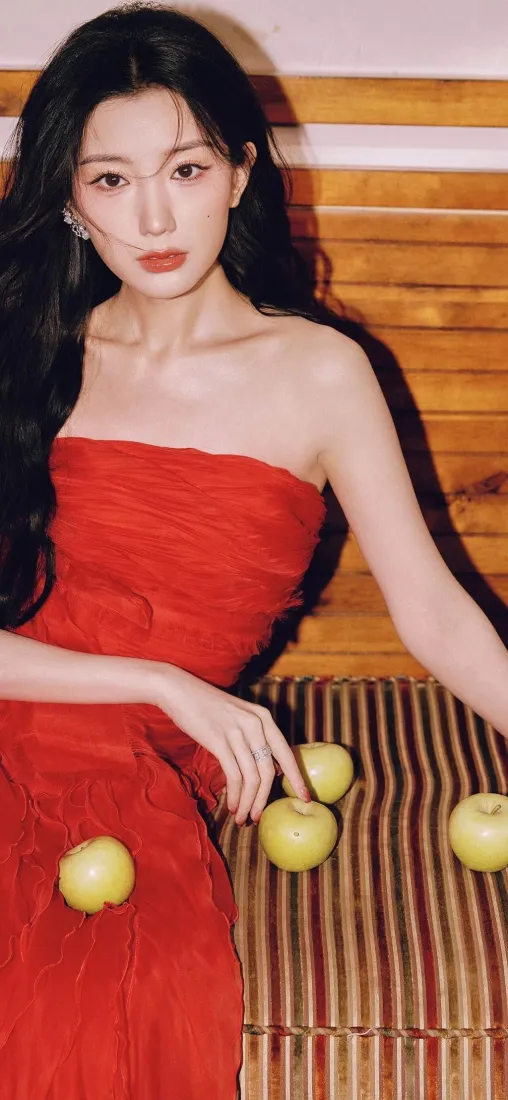 红衣美女手机壁纸｜苹果木墙背景 - 时尚穿搭「哲风壁纸」