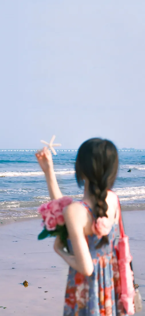 花裙美女海边背影手机壁纸｜海滩蓝天背景图片 - 4K「哲风壁纸」