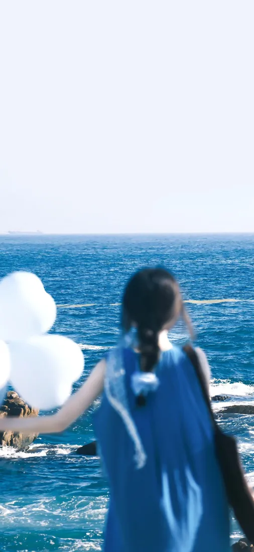 蓝衣美女海边手机壁纸｜白气球背景 - 4K「哲风壁纸」