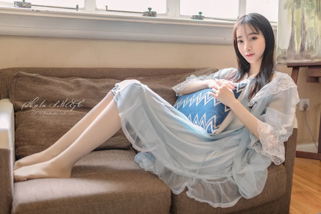 3k蓝衣美女壁纸｜居家沙发背景 - 大长腿氛围感「哲风壁纸」