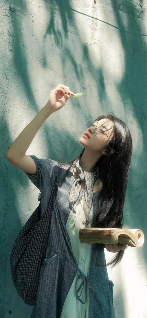 清新美女手机壁纸｜光影墙背景图 - 格子外套「哲风壁纸」