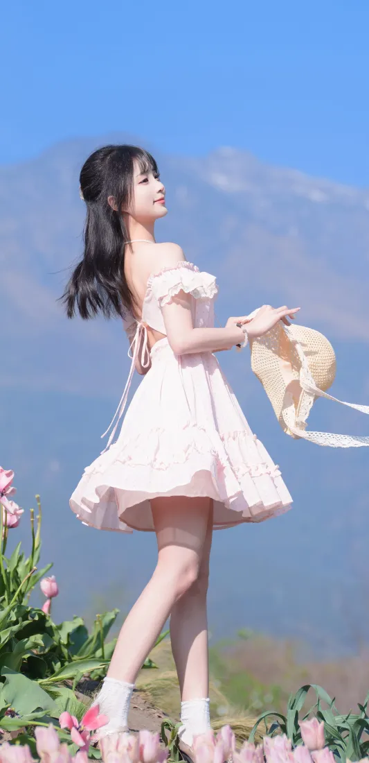 粉色短裙少女手机壁纸｜户外花海背景 - 优雅「哲风壁纸」