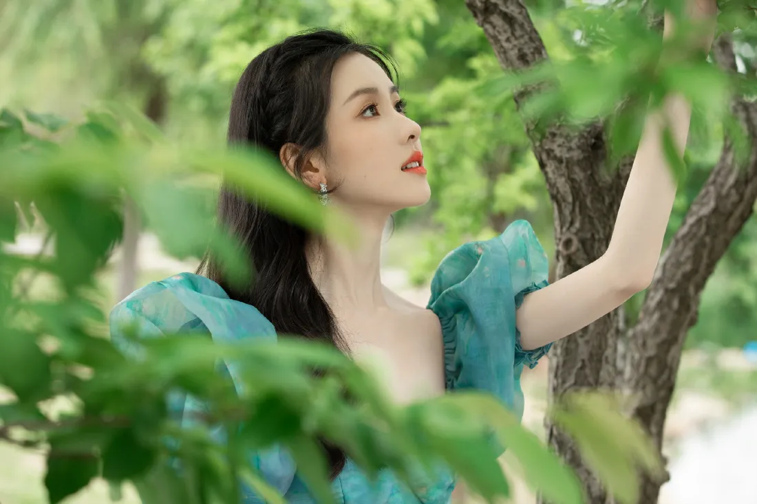 2k陈都灵壁纸｜户外绿树背景图片 - 蓝色裙子「哲风壁纸」
