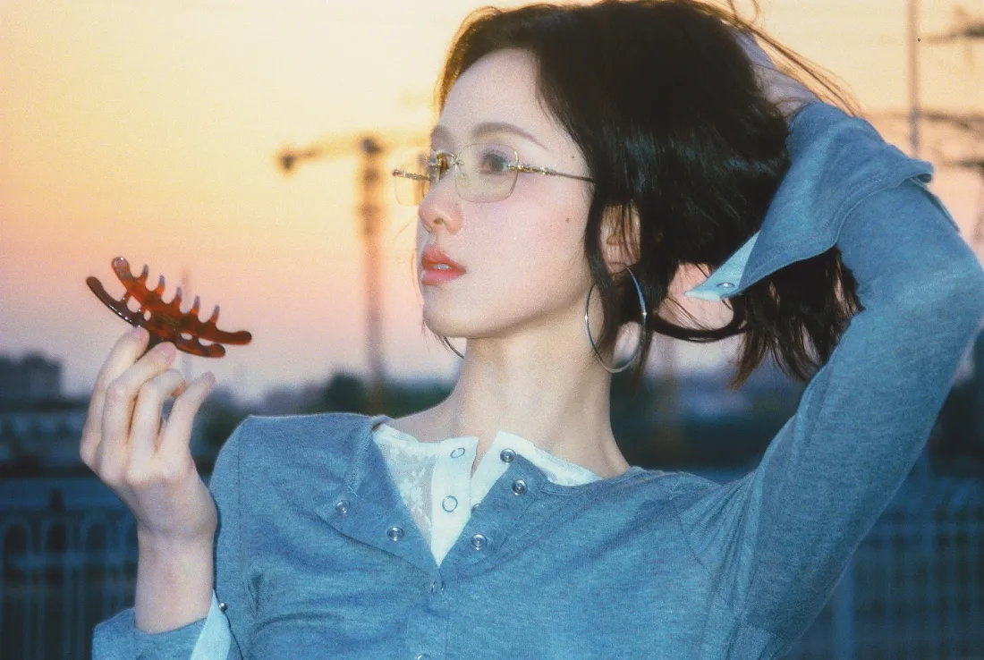 2k陈都灵壁纸｜天台夕阳背景图片 - 蓝色衣服「哲风壁纸」