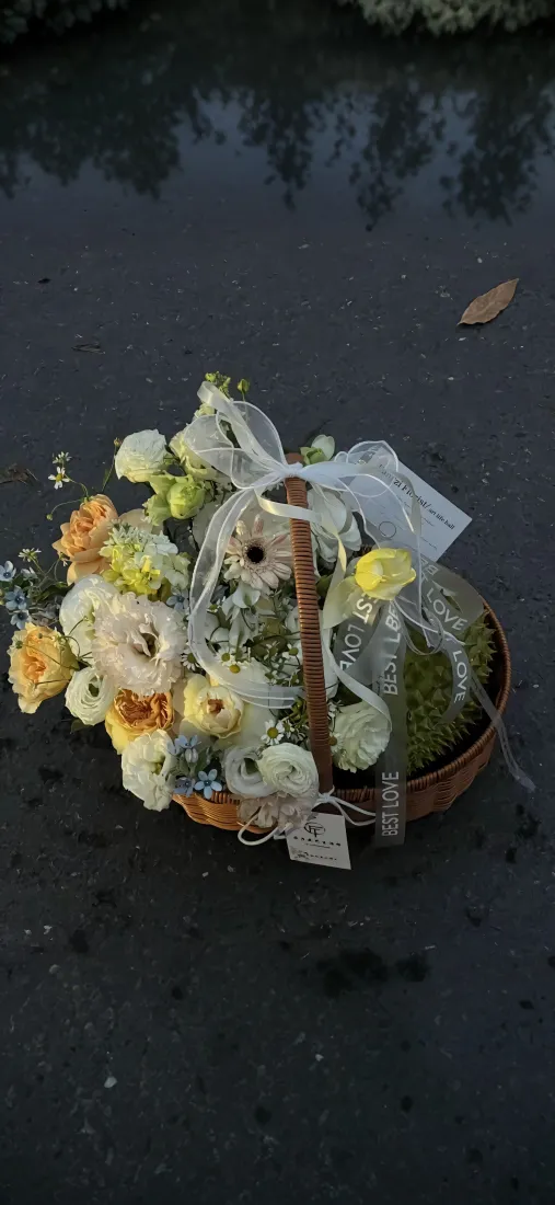 花篮倒影手机壁纸｜水面鲜花背景 - 清新花束「哲风壁纸」
