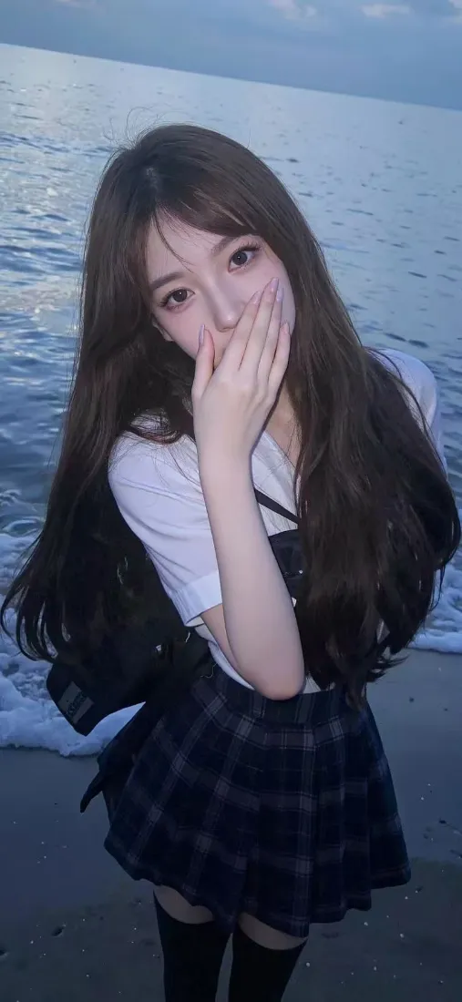 海边校服美女手机壁纸｜大海背景图片 - Ios黑袜「哲风壁纸」