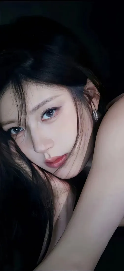 长发美女手机壁纸｜暗色背景 - 红唇「哲风壁纸」