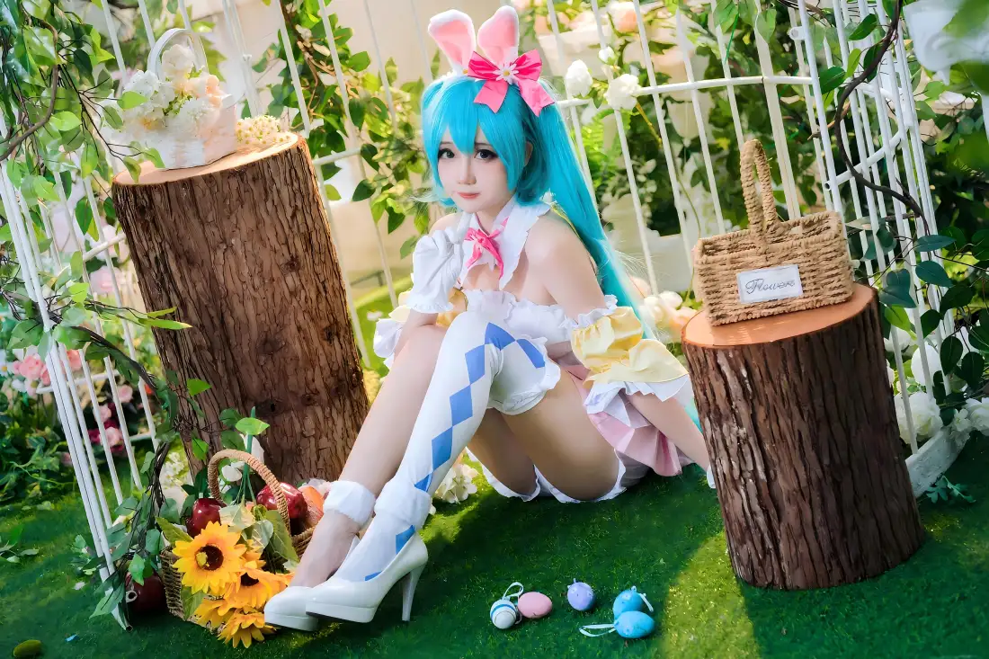 6k初音未来壁纸｜花架树桩背景 - 蓝发美女cos「哲风壁纸」