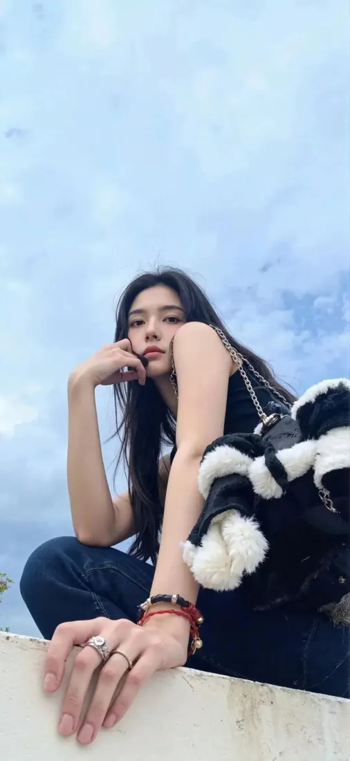 美女手机壁纸｜蓝天背景图片 - 黑衣牛仔裤「哲风壁纸」