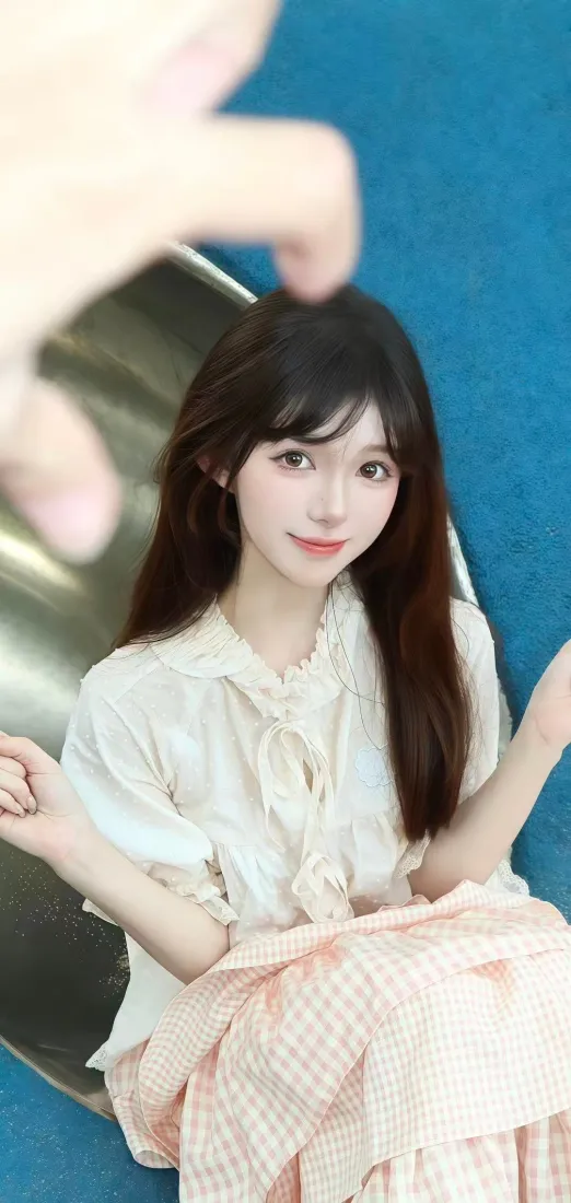 美女手机壁纸｜蓝色背景图片 - 甜美穿搭「哲风壁纸」