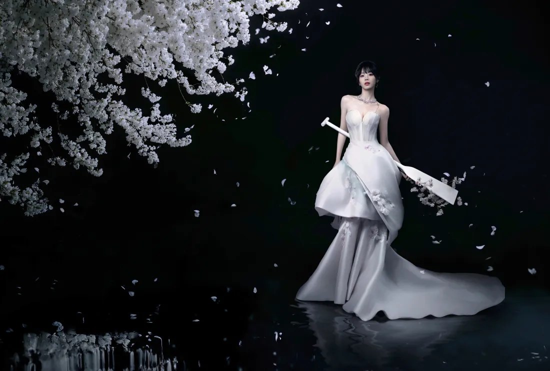 11k田曦薇壁纸｜黑底樱花背景图片 - 白色礼服「哲风壁纸」
