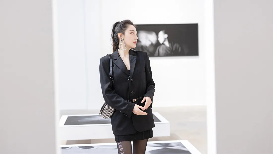 2k黑衣美女壁纸｜美术馆背景图片 - 艺术展览「哲风壁纸」