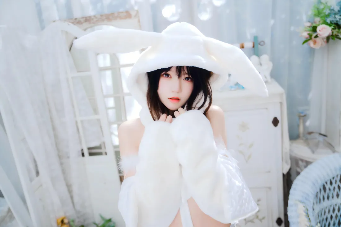 8k兔耳女孩壁纸｜白色背景 - 甜美性感写真「哲风壁纸」