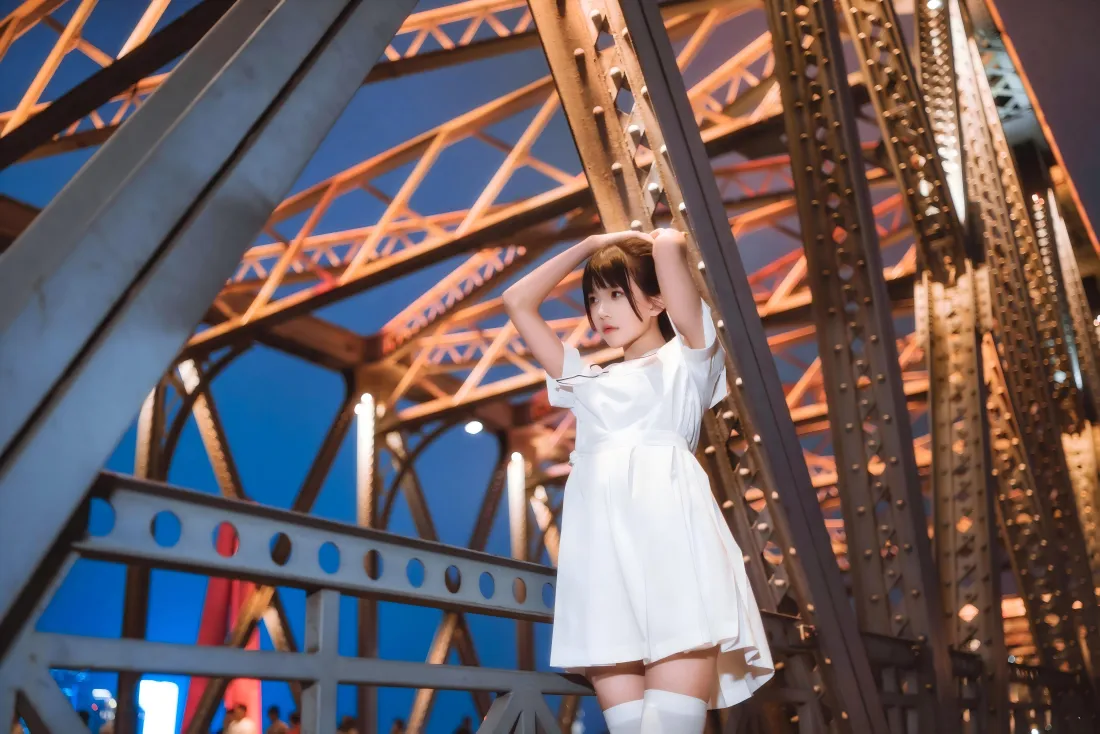 6k白衣女孩铁桥夜景壁纸｜街拍 - 美女「哲风壁纸」