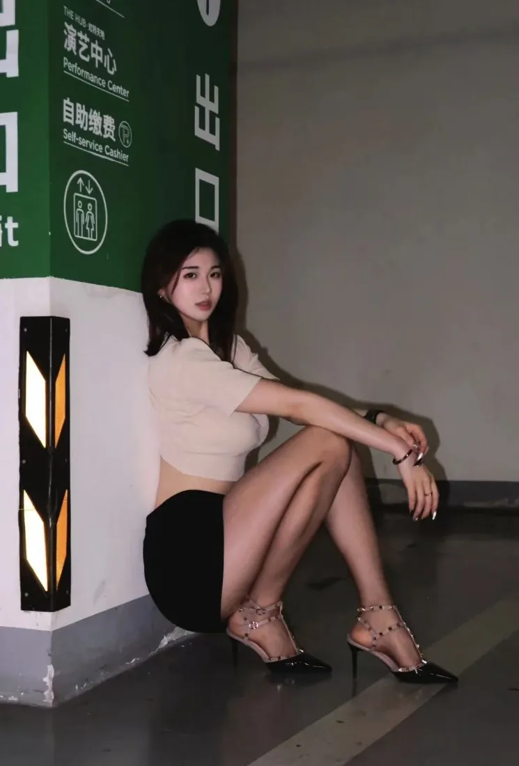 美女手机壁纸｜室内背景 - 黑裙高跟鞋「哲风壁纸」