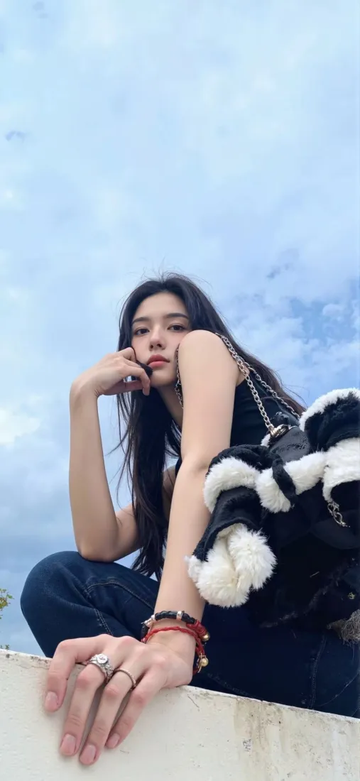 户外美女手机壁纸｜蓝天背景 - 黑白包「哲风壁纸」