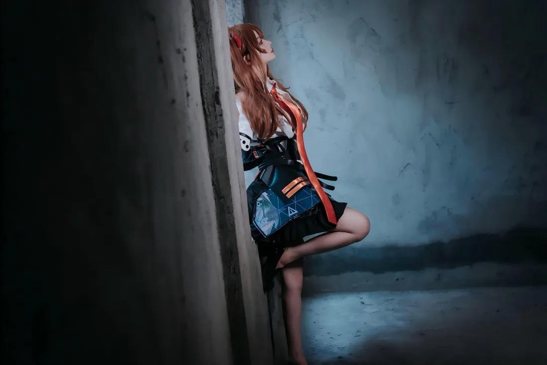 11k明月香cos壁纸｜灰墙背景 - 红发coser「哲风壁纸」