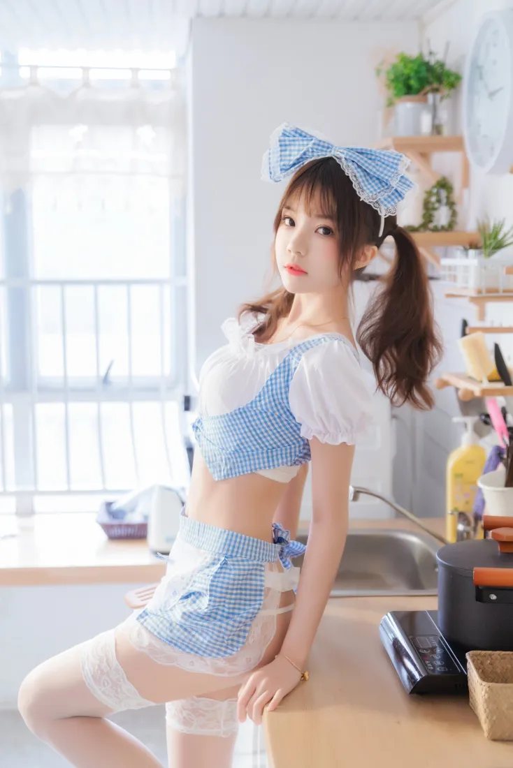 女仆装少女手机壁纸｜居家厨房 - 白丝双马尾「哲风壁纸」