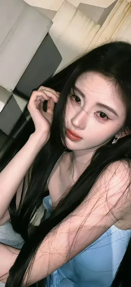 蓝衣美女手机壁纸｜室内背景图片 - 长发美女「哲风壁纸」
