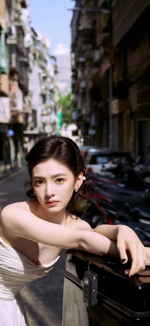 江疏影手机壁纸｜城市街道背景 - 白衣美女「哲风壁纸」
