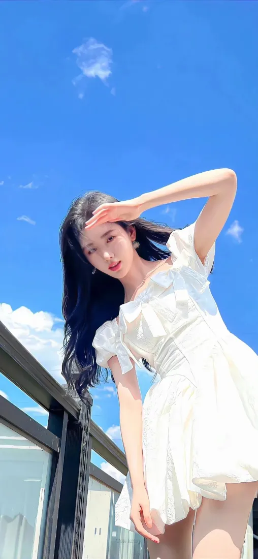白衣美女手机壁纸｜蓝天背景 - 清新户外「哲风壁纸」