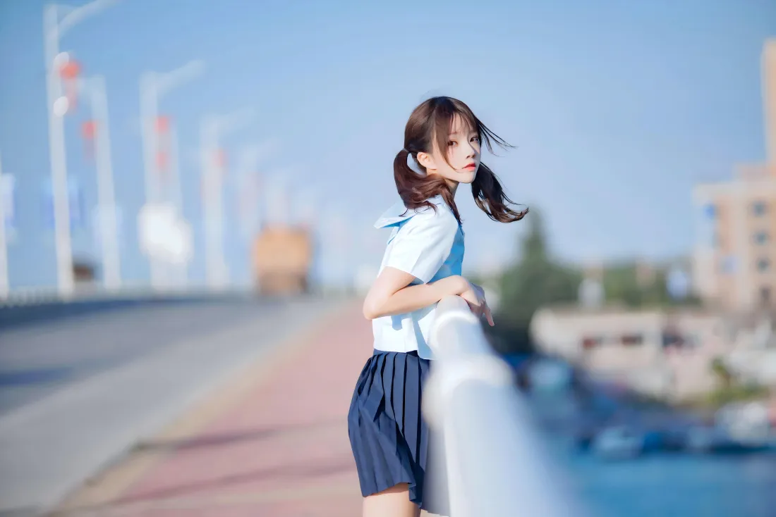 8k双马尾校服少女壁纸｜街拍桥景 - 清新蓝天「哲风壁纸」