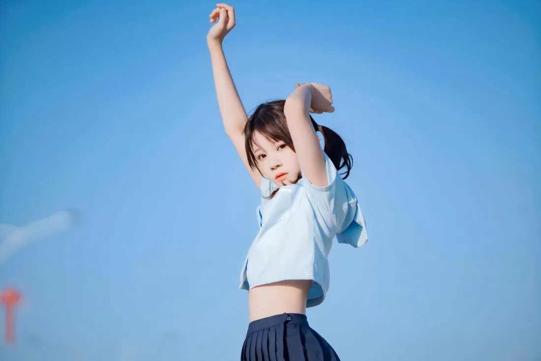 8k活力少女壁纸｜蓝天背景 - 清新「哲风壁纸」