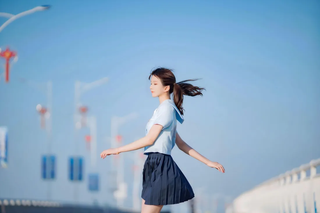 8k蓝裙美女壁纸｜户外街拍背景图片 - 蓝天「哲风壁纸」