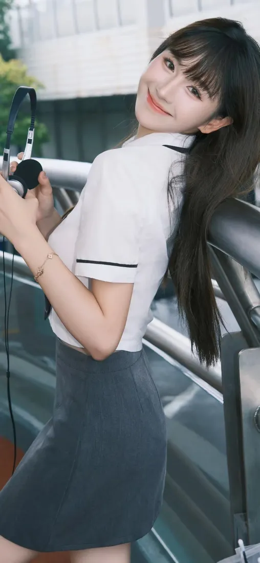 长发美女手机壁纸｜白衬衫灰裙 - 户外栏杆微笑「哲风壁纸」