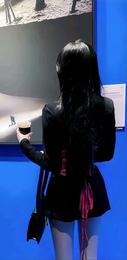 黑衣美女手机壁纸｜蓝色背景图 - 画展艺术展「哲风壁纸」
