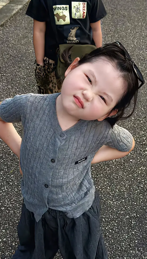 瑶一瑶手机壁纸｜可爱抓拍背景图 - 萌娃搞怪灰色穿搭「哲风壁纸」