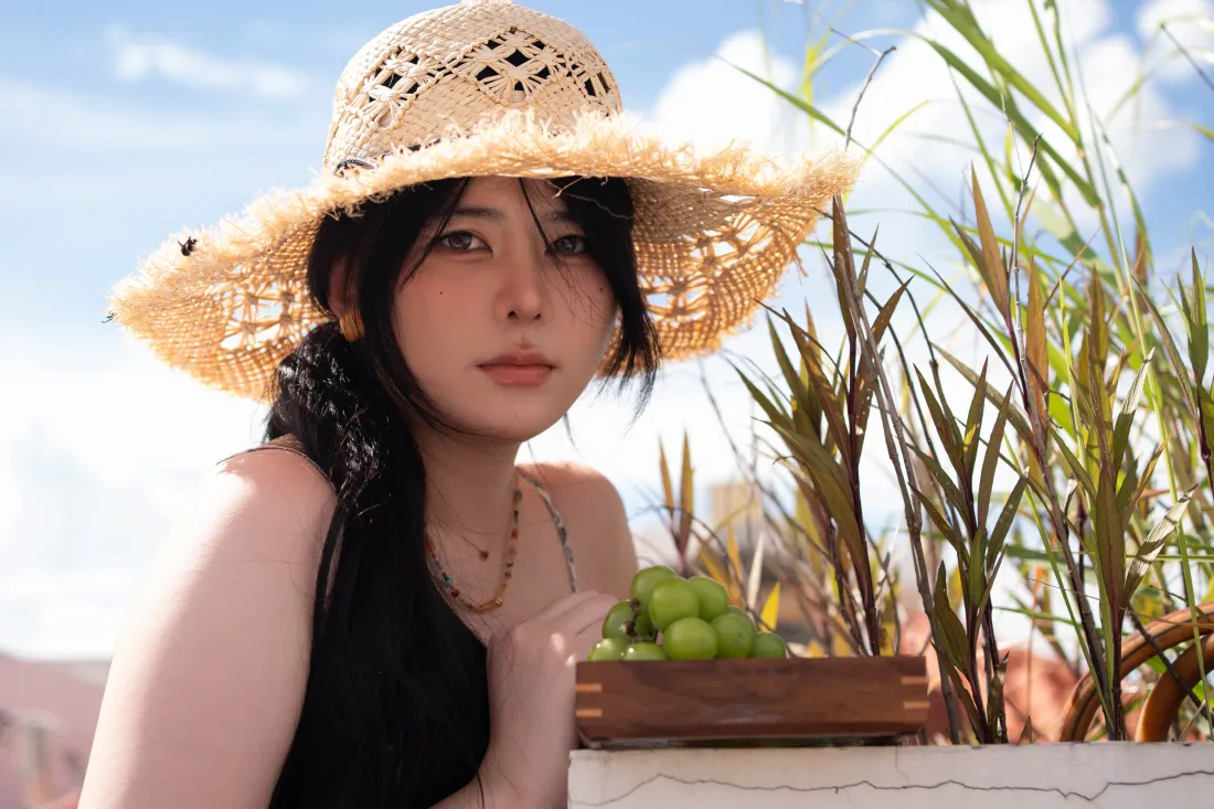 5k美少女草帽壁纸｜户外田园葡萄背景 - 肉感「哲风壁纸」