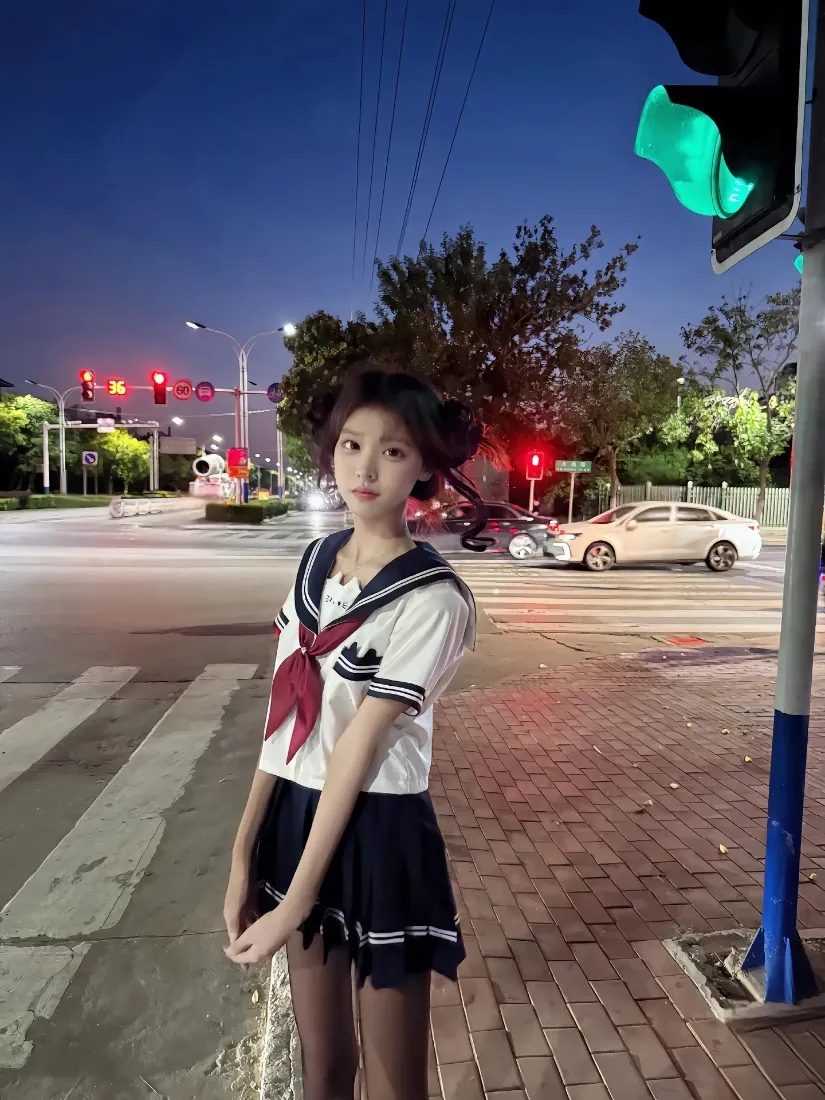 短发女生JK制服手机壁纸｜夜景背景图片 - 城市街道「哲风壁纸」