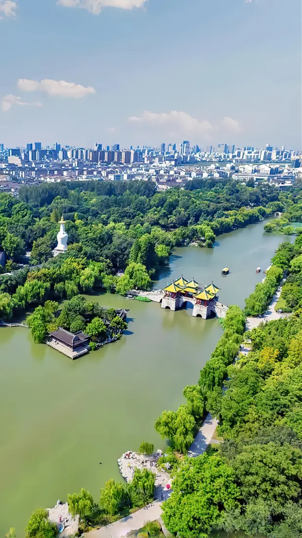 城市风景手机壁纸｜自然背景图片 - 河流绿树古建筑「哲风壁纸」