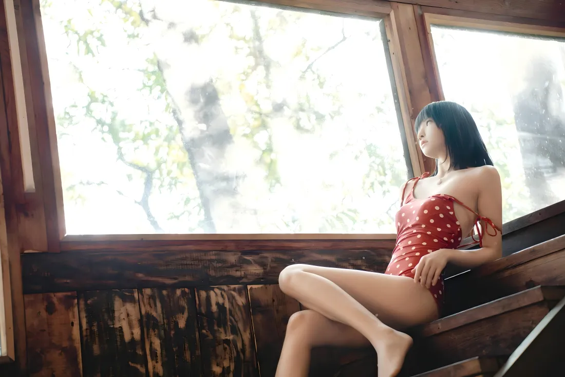 7k红衣美女泳衣壁纸｜室内楼梯背景图片 - 自然光线「哲风壁纸」
