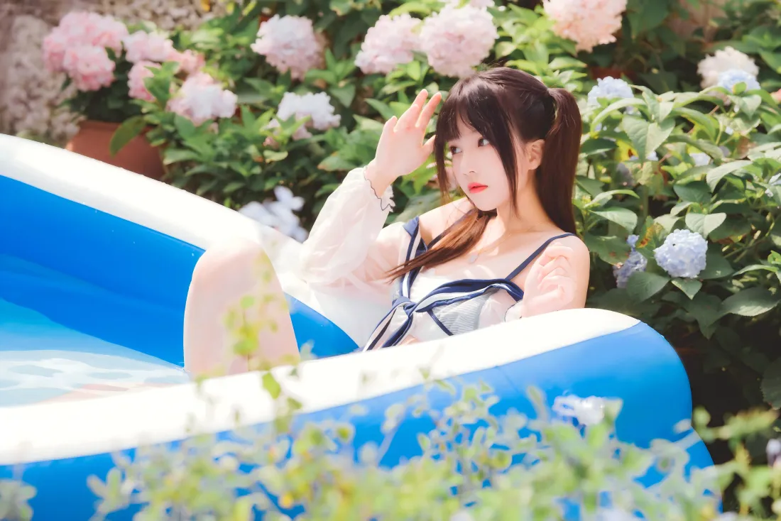 8k蓝衣美女壁纸｜夏日泳池背景图 - 盛夏花丛「哲风壁纸」