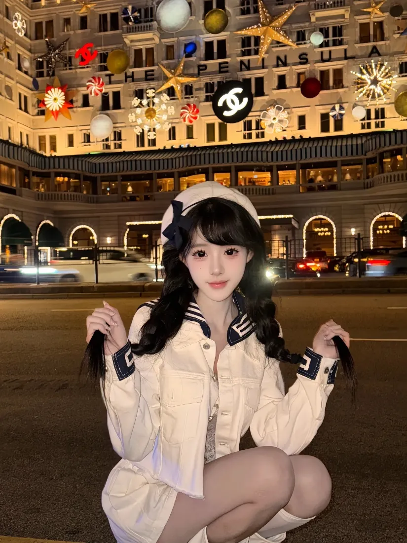 水手服美女手机壁纸｜Chanel圣诞夜景背景图片 - 双马尾「哲风壁纸」
