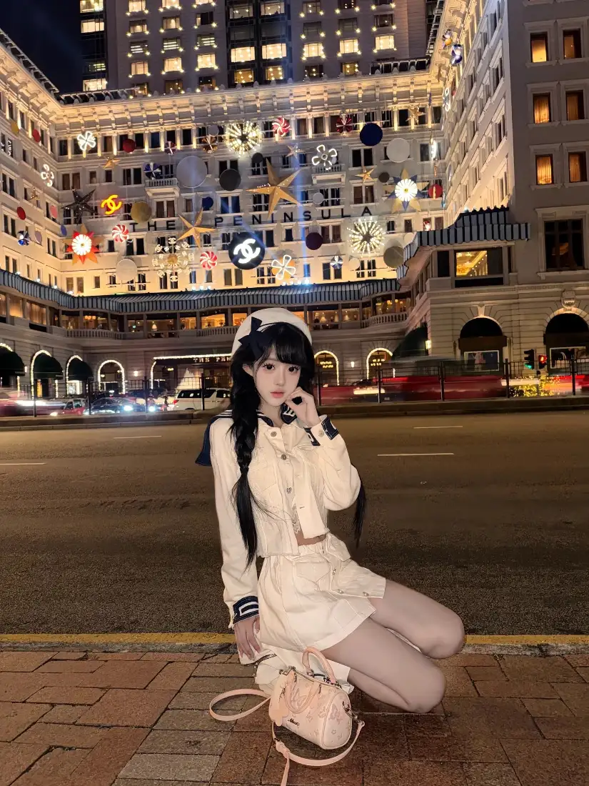 白衣美女手机壁纸｜城市夜景背景图片 - 粉色包包「哲风壁纸」