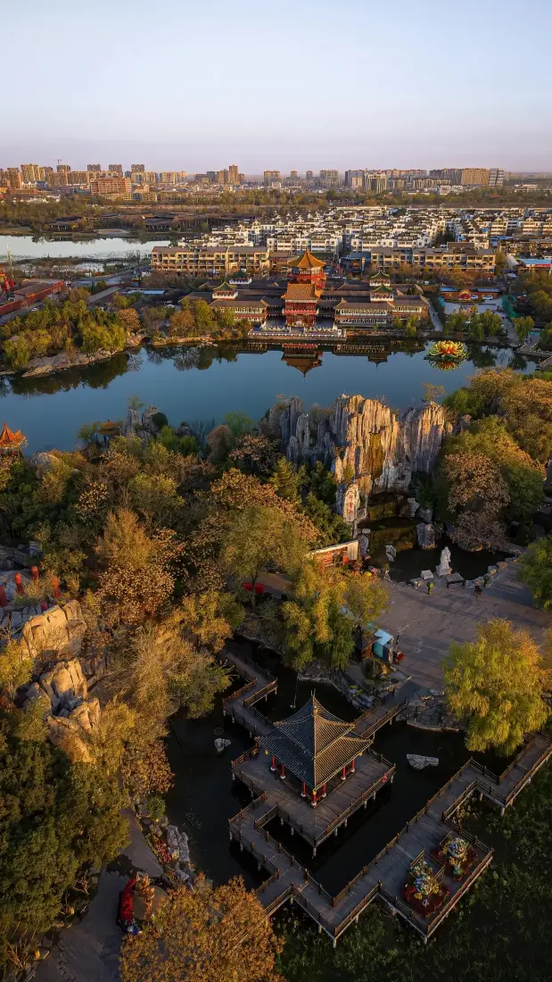 开封城手机壁纸｜古城风景背景图片 - 秋景古建筑湖泊「哲风壁纸」