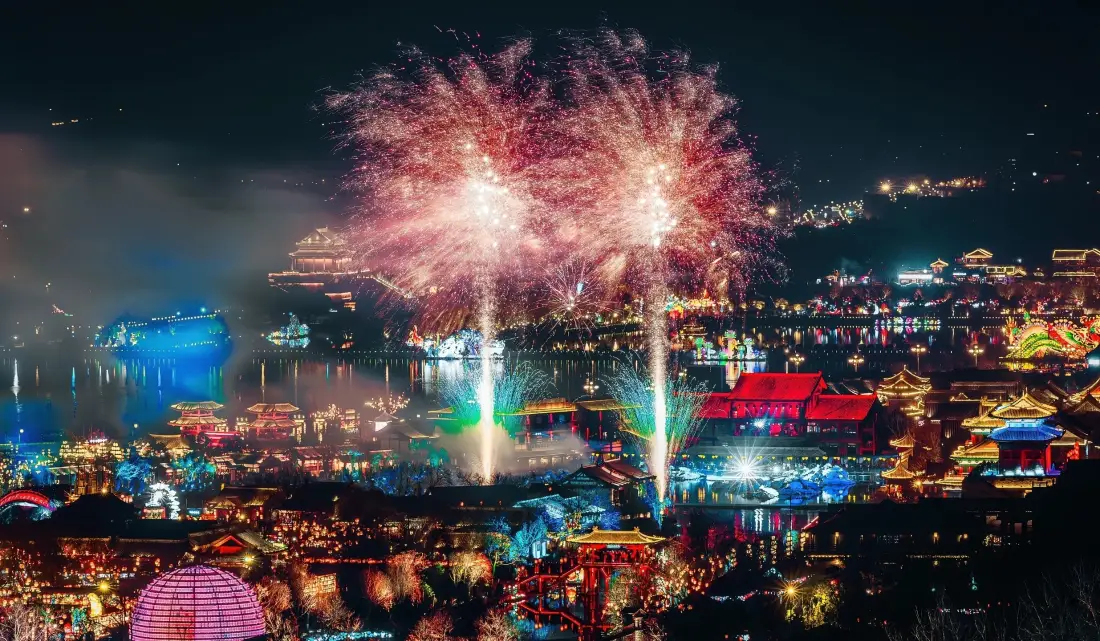 2k开封夜景壁纸｜烟花背景图片 - 城市风光「哲风壁纸」