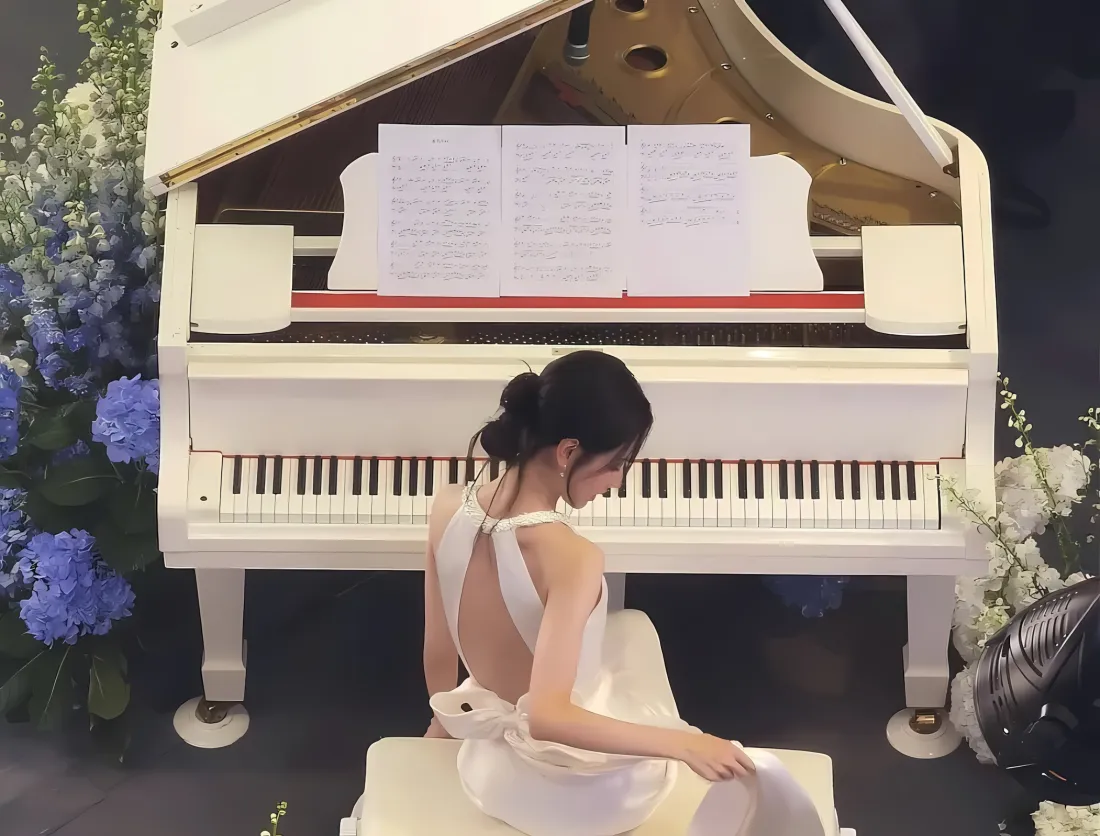 2k陈都灵壁纸｜弹钢琴背景图片 - 白色钢琴花束「哲风壁纸」