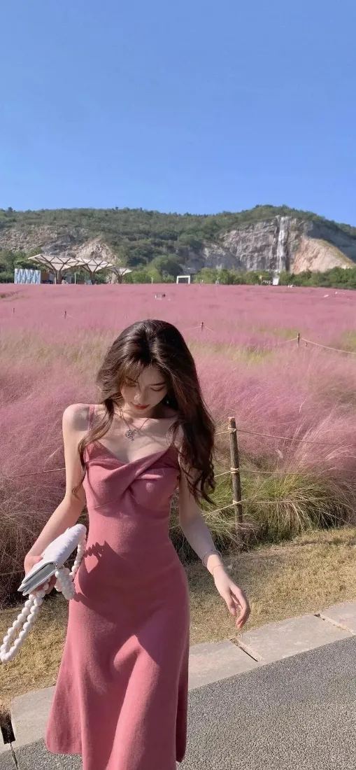粉色连衣裙美女手机壁纸｜粉黛乱子草花田 - 蓝天远山「哲风壁纸」